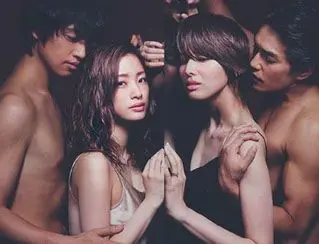 《进球如麻、奋力拼搏的女孩》燃爆全网：这才是真正打破性别刻板印象的竞技综艺神作！